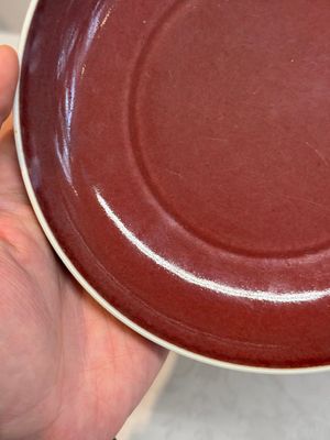 A Chinese copper-red glazed plate, Kangxi mark, 19/20th C. — foto 6