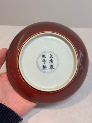 A Chinese copper-red glazed plate, Kangxi mark, 19/20th C. — foto 8