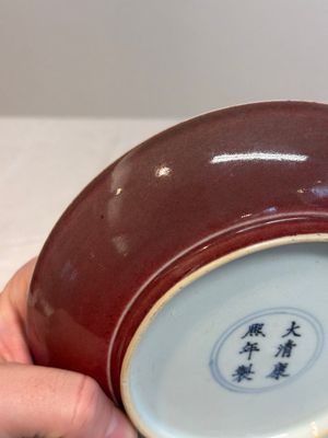 A Chinese copper-red glazed plate, Kangxi mark, 19/20th C. — foto 9
