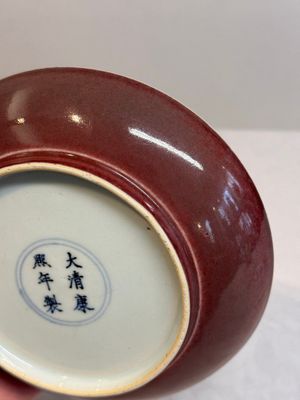A Chinese copper-red glazed plate, Kangxi mark, 19/20th C. — foto 10