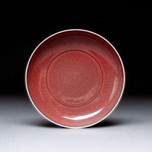 A Chinese copper-red glazed plate, Kangxi mark, 19/20th C. — foto 1