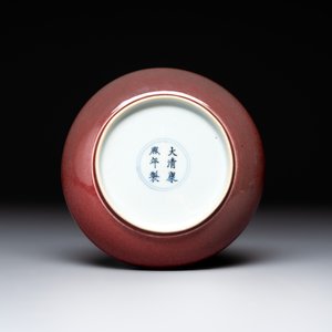 A Chinese copper-red glazed plate, Kangxi mark, 19/20th C. — foto 2
