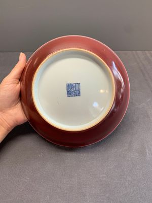 A Chinese copper-red-glazed plate, Qianlong mark and of the period — photo 3