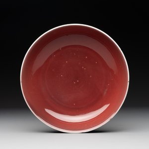 A Chinese copper-red-glazed plate, Qianlong mark and of the period — photo 1