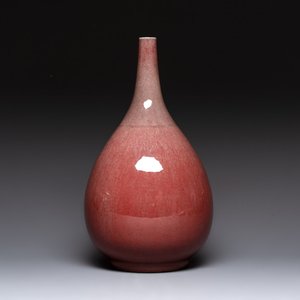 A Chinese copper-red-glazed vase, 18/19th C. — photo 1