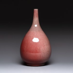 A Chinese copper-red-glazed vase, 18/19th C. — photo 4