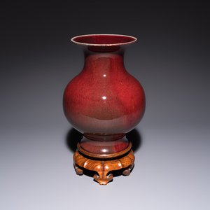 A Chinese copper-red-glazed vase on a wooden stand, 20th C. — photo 1