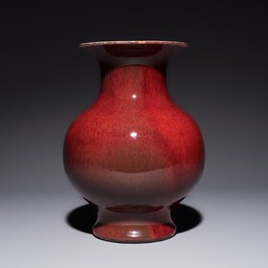 A Chinese copper-red-glazed vase on a wooden stand, 20th C. — photo 2