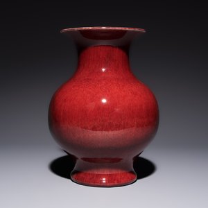A Chinese copper-red-glazed vase on a wooden stand, 20th C. — photo 3