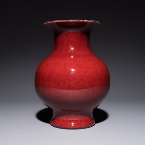 A Chinese copper-red-glazed vase on a wooden stand, 20th C. — photo 4