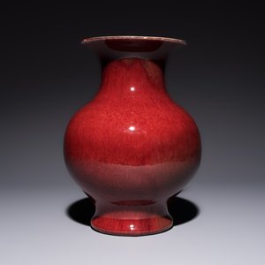 A Chinese copper-red-glazed vase on a wooden stand, 20th C. — photo 5