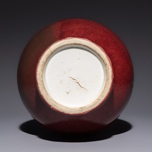 A Chinese copper-red-glazed vase on a wooden stand, 20th C. — photo 7