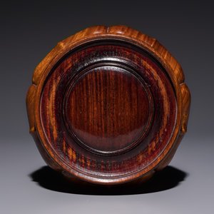 A Chinese copper-red-glazed vase on a wooden stand, 20th C. — photo 8