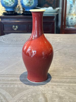 A Chinese copper-red-glazed vase, Xuande mark, 18/19th C. — foto 1