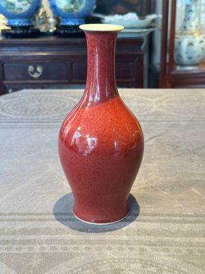 A Chinese copper-red-glazed vase, Xuande mark, 18/19th C. — foto 2