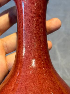 A Chinese copper-red-glazed vase, Xuande mark, 18/19th C. — foto 5