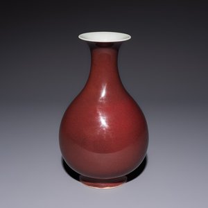 A Chinese copper-red-glazed 'Yuhuchunping' vase, Qianlong mark and of the period — 照片 1