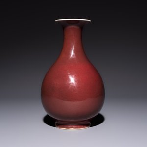 A Chinese copper-red-glazed 'Yuhuchunping' vase, Qianlong mark and of the period — 照片 2