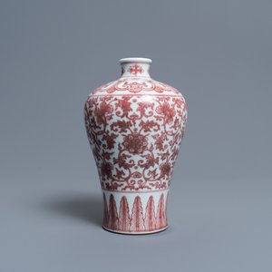 A Chinese copper-red 'meiping' vase with peony scrolls, Qianlong mark, 19/20th C. — 照片 1
