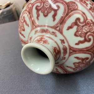 A Chinese copper-red 'meiping' vase with peony scrolls, Qianlong mark, 19/20th C. — 照片 11