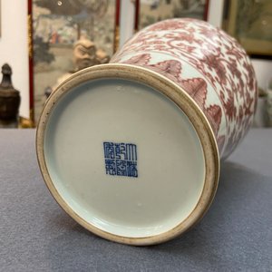 A Chinese copper-red 'meiping' vase with peony scrolls, Qianlong mark, 19/20th C. — 照片 12