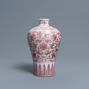 A Chinese copper-red 'meiping' vase with peony scrolls, Qianlong mark, 19/20th C. — 照片 3