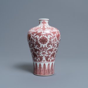 A Chinese copper-red 'meiping' vase with peony scrolls, Qianlong mark, 19/20th C. — 照片 4