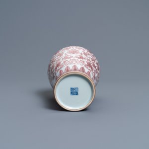A Chinese copper-red 'meiping' vase with peony scrolls, Qianlong mark, 19/20th C. — 照片 6