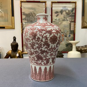 A Chinese copper-red 'meiping' vase with peony scrolls, Qianlong mark, 19/20th C. — 照片 9
