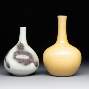 A Chinese copper-red 'mythical beasts' vase and a yellow-glazed bottle vase, with two wooden stands, Kangxi and later — photo 4