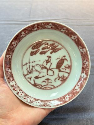 A Chinese copper-red plate with figural design, possibly Ming — photo 1