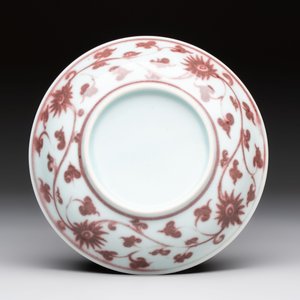 A Chinese copper-red plate with figural design, possibly Ming — photo 2