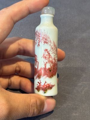 A Chinese copper-red snuff bottle with travellers in a landscape, Qianlong mark, 19th C. — foto 1