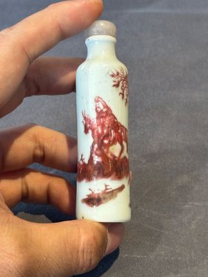 A Chinese copper-red snuff bottle with travellers in a landscape, Qianlong mark, 19th C. — foto 2