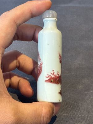 A Chinese copper-red snuff bottle with travellers in a landscape, Qianlong mark, 19th C. — foto 3