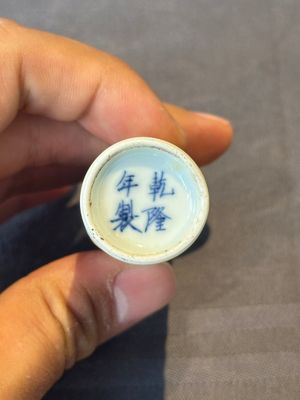 A Chinese copper-red snuff bottle with travellers in a landscape, Qianlong mark, 19th C. — foto 5