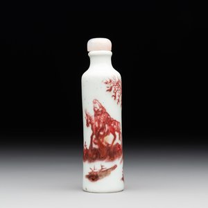 A Chinese copper-red snuff bottle with travellers in a landscape, Qianlong mark, 19th C. — foto 1