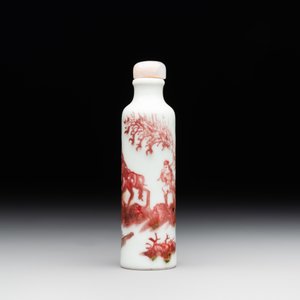A Chinese copper-red snuff bottle with travellers in a landscape, Qianlong mark, 19th C. — foto 2