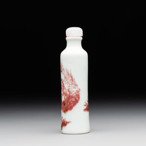 A Chinese copper-red snuff bottle with travellers in a landscape, Qianlong mark, 19th C. — foto 3