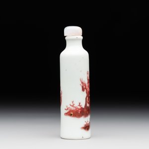 A Chinese copper-red snuff bottle with travellers in a landscape, Qianlong mark, 19th C. — foto 4