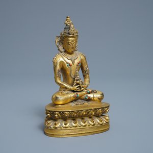 A Chinese coral- and turquoise-inlaid gilt bronze figure of Buddha Amitayus, 18/19th C. — photo 1
