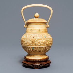 A Chinese coral and turquoise-inlaid ivory vase and cover, 1st half 20th C. — 照片 3