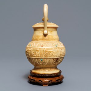 A Chinese coral and turquoise-inlaid ivory vase and cover, 1st half 20th C. — 照片 4