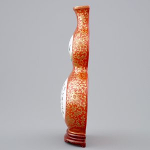 A Chinese coral-ground gilt-decorated famille-rose wall vase, Qianlong mark, 19/20th C. — 照片 2