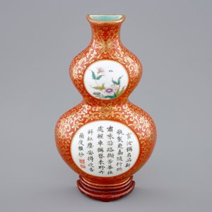 A Chinese coral-ground gilt-decorated famille-rose wall vase, Qianlong mark, 19/20th C. — 照片 7