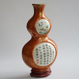 A Chinese coral-ground gilt-decorated famille-rose wall vase, Qianlong mark, 19/20th C. — 照片 8