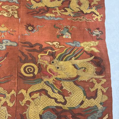 A Chinese coral-ground kesi 'Dragons' panel — photo 11