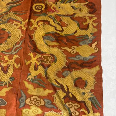A Chinese coral-ground kesi 'Dragons' panel — photo 12