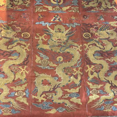 A Chinese coral-ground kesi 'Dragons' panel — photo 2