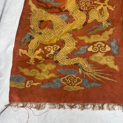 A Chinese coral-ground kesi 'Dragons' panel — photo 5